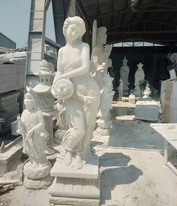 Hai cô gái tượng đá non nước